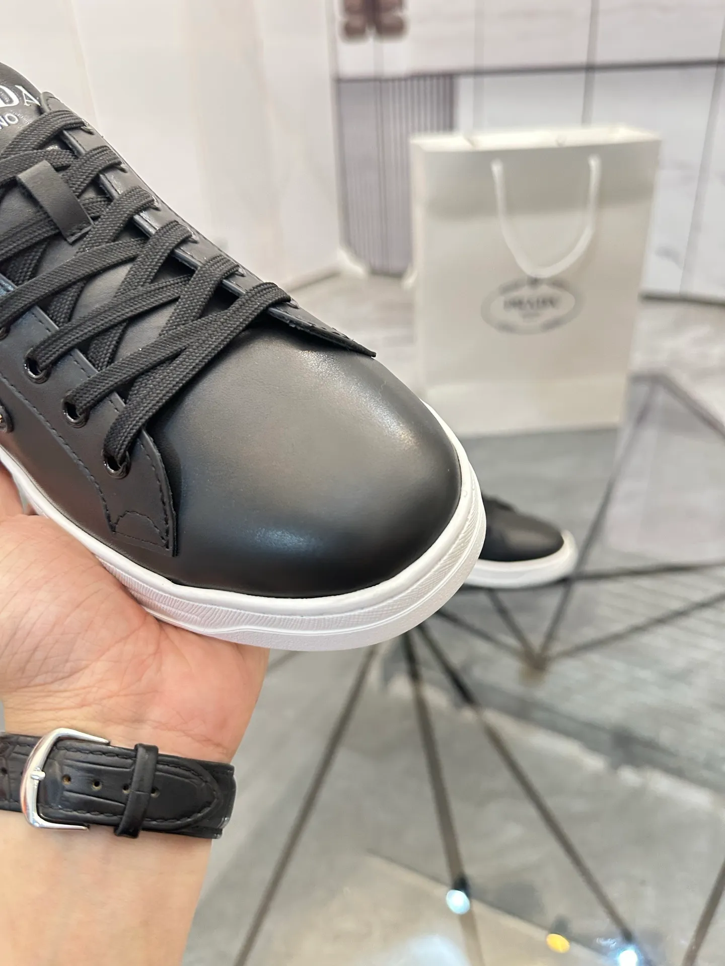 Men's shoes for sale 💰: 💰P540¥ High-end top quality Product trademark: Prada *"Prada*" low-top casual shoes Regular size: 38-45 (can be customized to 46) Product materials: imported first-layer cowhide for the upper, water-dyed cowhide lining, cowhide feet, original outsole. No.: 001